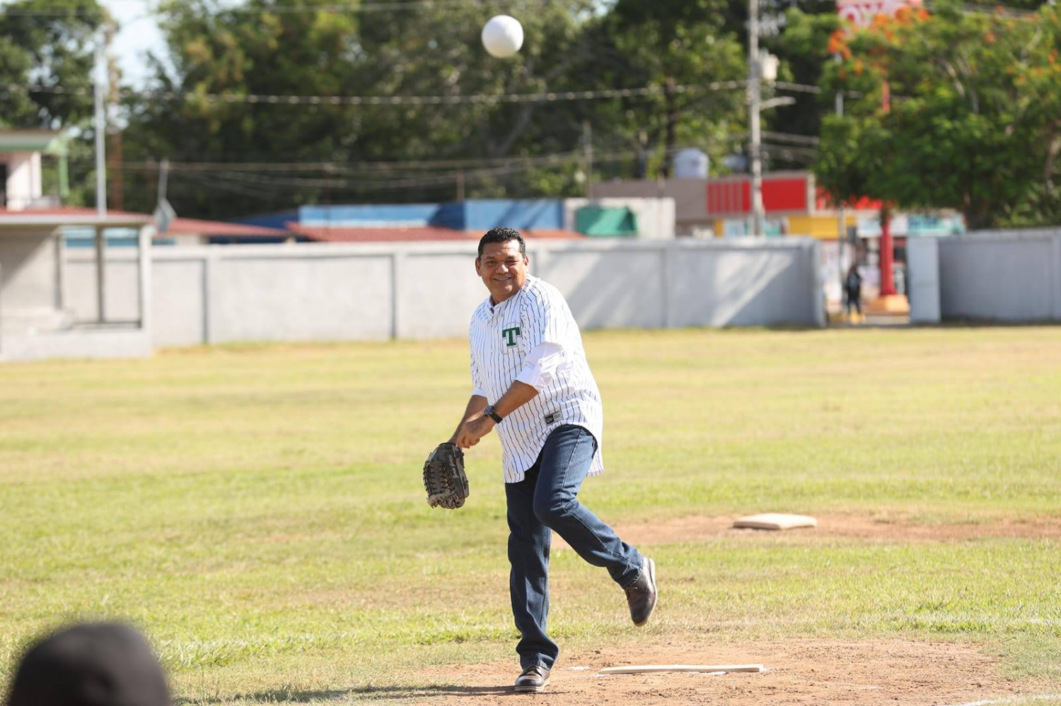 Con buen lanzamiento por la izquierda, el gobernador Javier May inaugura Liga de Sóftbol de Veteranos en Centla