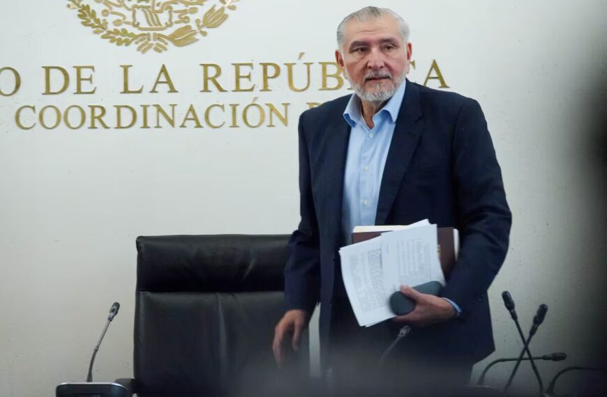 Adán Augusto López reacciona a denuncias sobre sus declaraciones patrimoniales; acusa trasfondo político