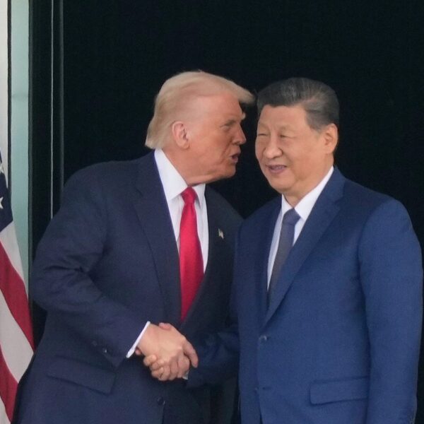 Trump anuncia reducción a 47% en aranceles a China por fentanilo tras reunión con Xi Jinping