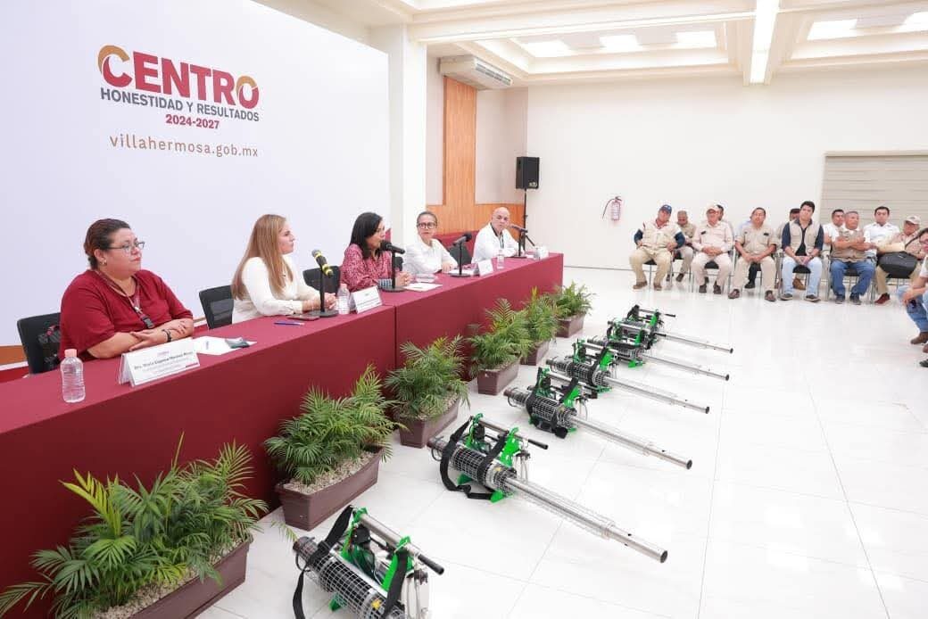 Dona Centro seis termonebulizadores a la Secretaría de Salud para reforzar fumigación contra el dengue