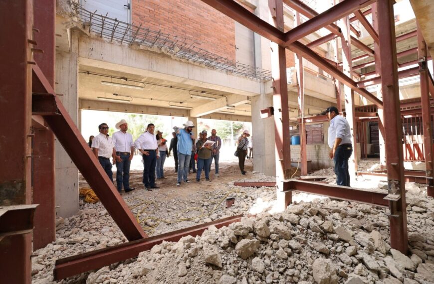 Continúa Javier May entregando obra pública en los municipios; en Balancán inauguró y supervisó infraestructura vial, recreativa y viviendística, “en 2026 nos irá mejor”, compromete