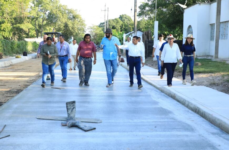 Supervisa Javier May pavimentación de calles con concreto hidráulico en Villa El Triunfo, Balancán