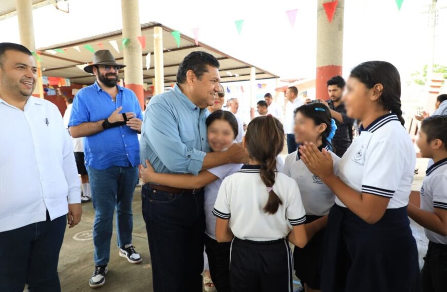 Crónica: Pese a tener agenda con múltiples actividades, Gobernador Javier May accede siempre a atender solicitudes espontáneas de estudiantes y campesinos