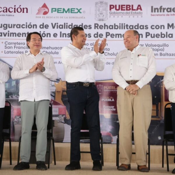 Alejandro Armenta, Mario Delgado y Raúl Ojeda entregan a los poblanos vialidades rehabilitadas e insumos donados por Pemex