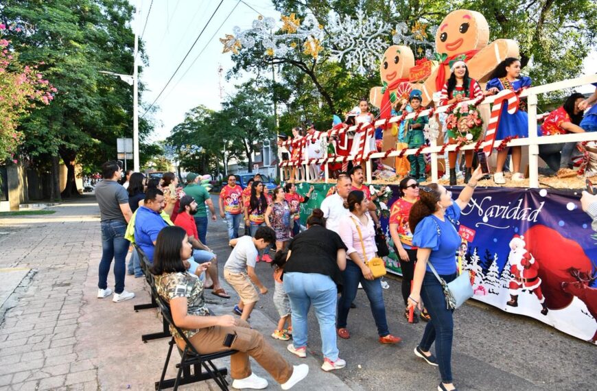 Así se vive la Caravana Navideña la tarde de este sábado por las calles de Villahermosa, que concluirá en el Parque Tabasco Dora María, sitio donde están amenizando grupos musicales para el disfrute de las familias tabasqueñas.