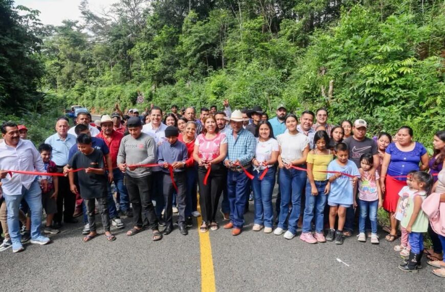 Entrega alcaldesa de Huimanguillo obra de pavimentación en el Ejido Carlos A. Madrazo