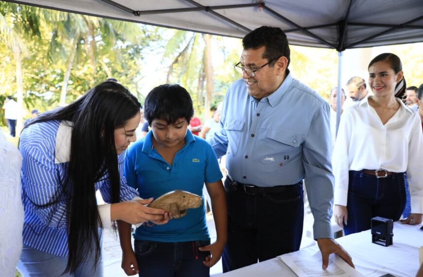 Pequeño escultor regala al Gobernador Javier May su primera obra como agradecimiento por la ayuda brindada a su familia con Pescando Vida
