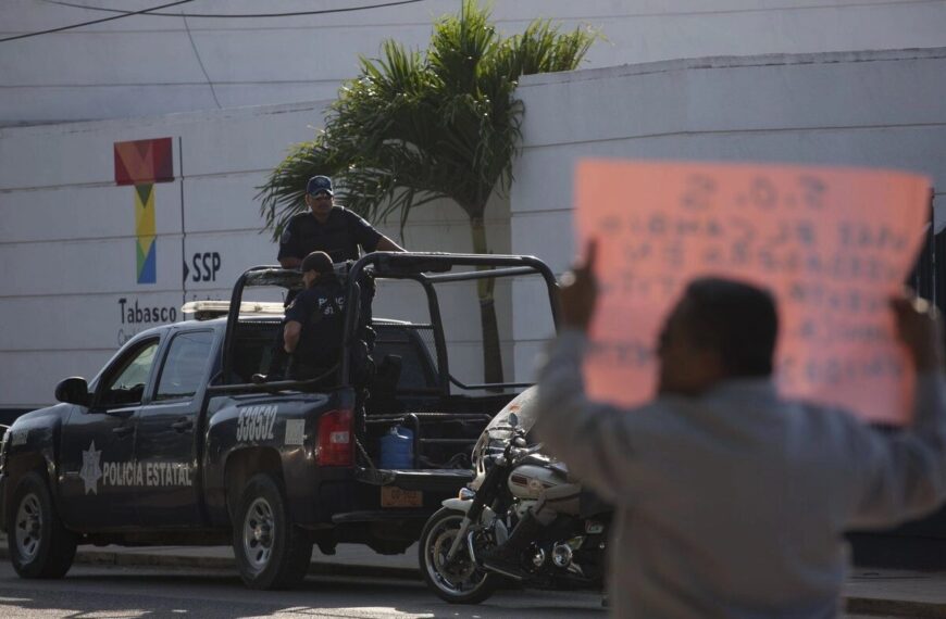 Protestan decenas de policías del municipio de Cunduacán, Tabasco; exigen mejoras laborales