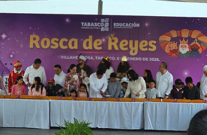 Gobierno del Pueblo mantiene vivas tradiciones; Javier May encabeza partida de rosca de Reyes