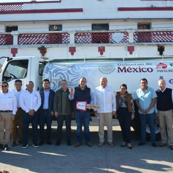 Fortalece Pemex servicios públicos de Pichucalco y Reforma con la entrega de un camión tipo pipa