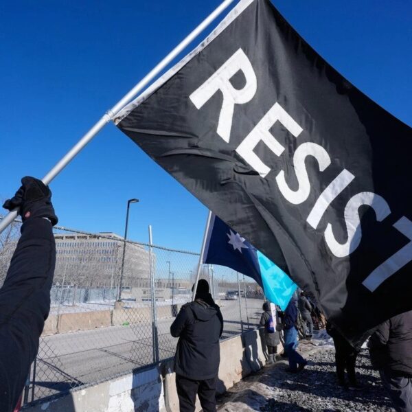 Jueza rechaza solicitud de Minesota de suspender redadas del ICE