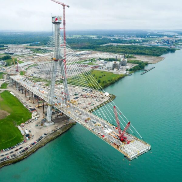 Trump amenaza con frenar apertura de puente con Canadá y exige control parcial