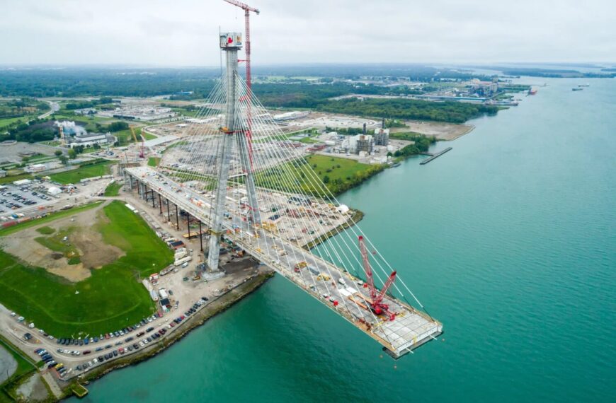 Trump amenaza con frenar apertura de puente con Canadá y exige control parcial
