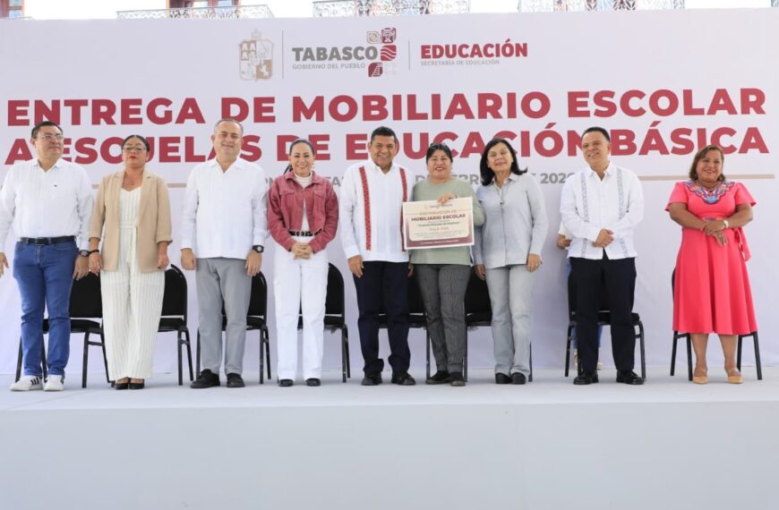 Entrega de mobiliario escolar toma en cuenta a escuelas abandonadas por años, afirman directores beneficiados