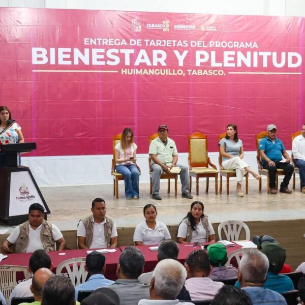 Alcaldesa Mari Luz Velázquez Jiménez atestigua entrega de tarjetas del Programa Bienestar y Plenitud