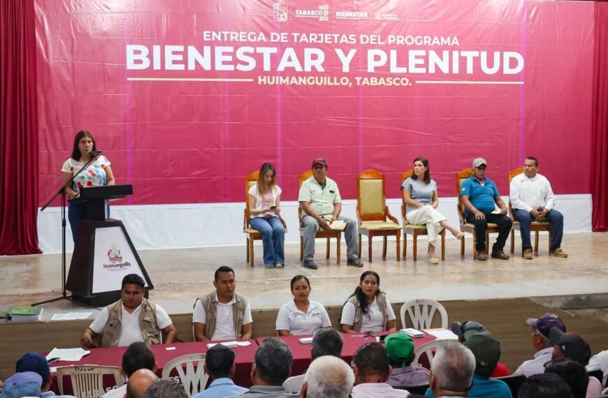 Alcaldesa Mari Luz Velázquez Jiménez atestigua entrega de tarjetas del Programa Bienestar y Plenitud