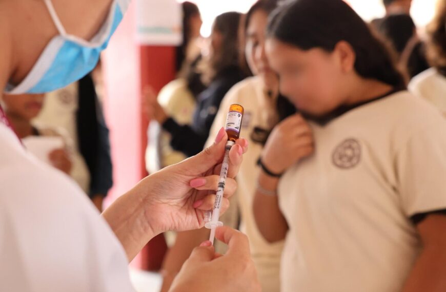 Avanza vacunación contra el sarampión en secundarias y preparatorias del Centro