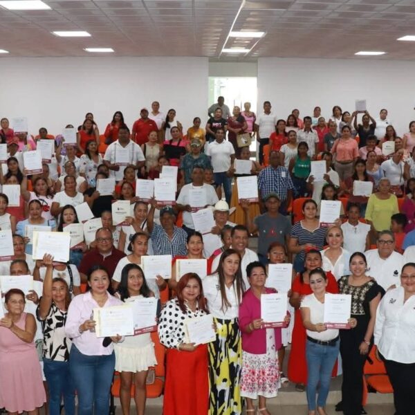 Entrega IEAT 229 constancias de alfabetización en Paraíso, Comalcalco y Tacotalpa