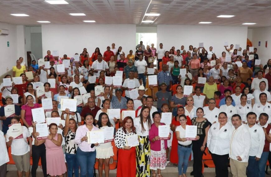 Entrega IEAT 229 constancias de alfabetización en Paraíso, Comalcalco y Tacotalpa