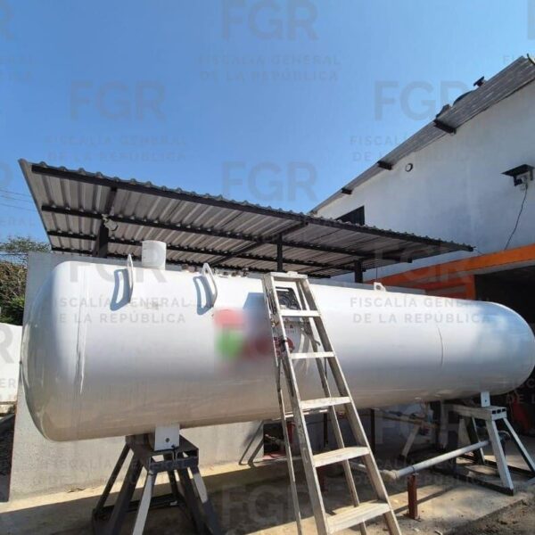 En cateo, FGR asegura aproximadamente cuatro mil 500 litros de Gas L.P., en Centro, Tabasco