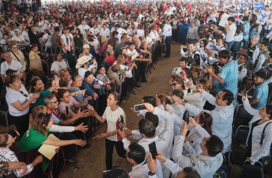 Sheinbaum dialoga con familiares de desaparecidos durante acto en Saltillo