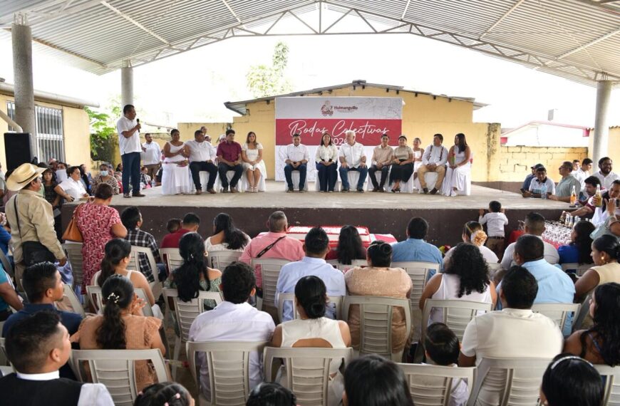 En pleno Día del Amor y la Amistad, unas 45 parejas se casaron en una boda colectiva realizada en la Jornada de Atención celebrada en Mecatepec, Huimanguillo