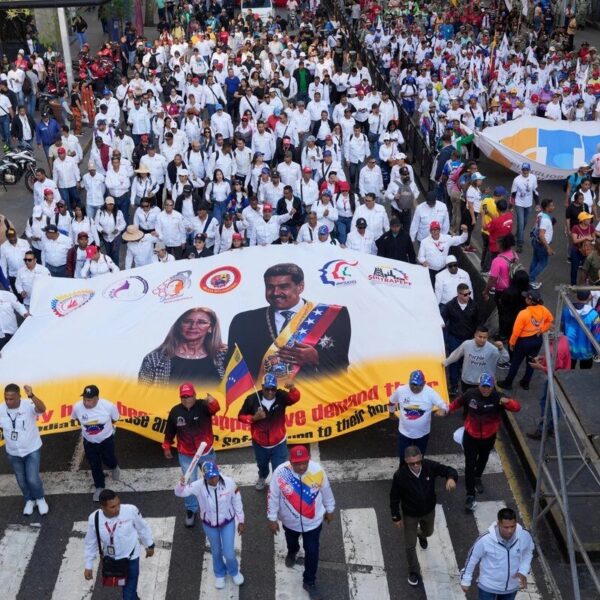 Miles de personas marchan en Caracas para exigir la liberación de Nicolás Maduro al cumplirse un mes de su captura