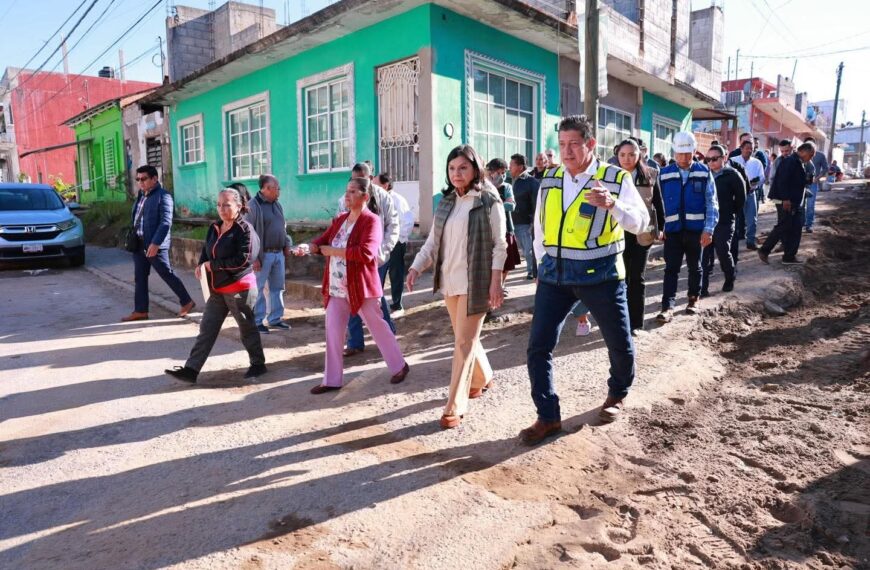 Yolanda Osuna supervisa sustitución de red de drenaje sanitario en calle Zapotal, en Atasta