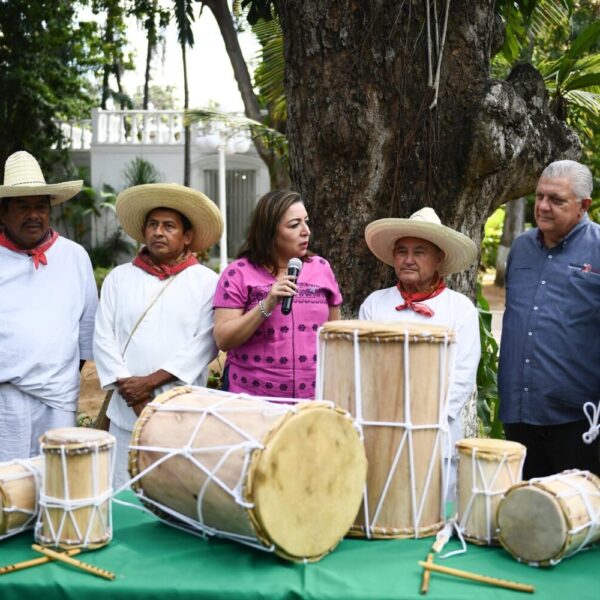 Fortalece Secretaría de Cultura tradición de tamborileros con entrega de instrumentos