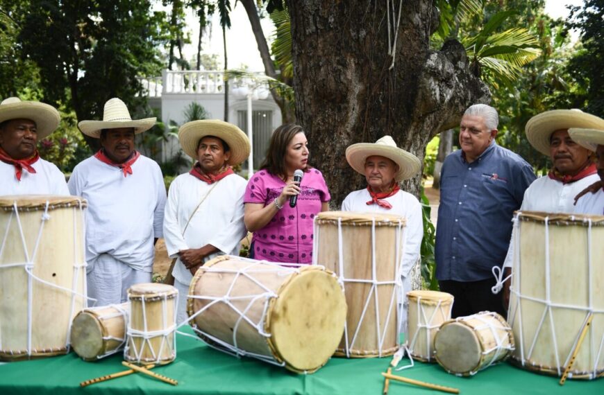 Fortalece Secretaría de Cultura tradición de tamborileros con entrega de instrumentos