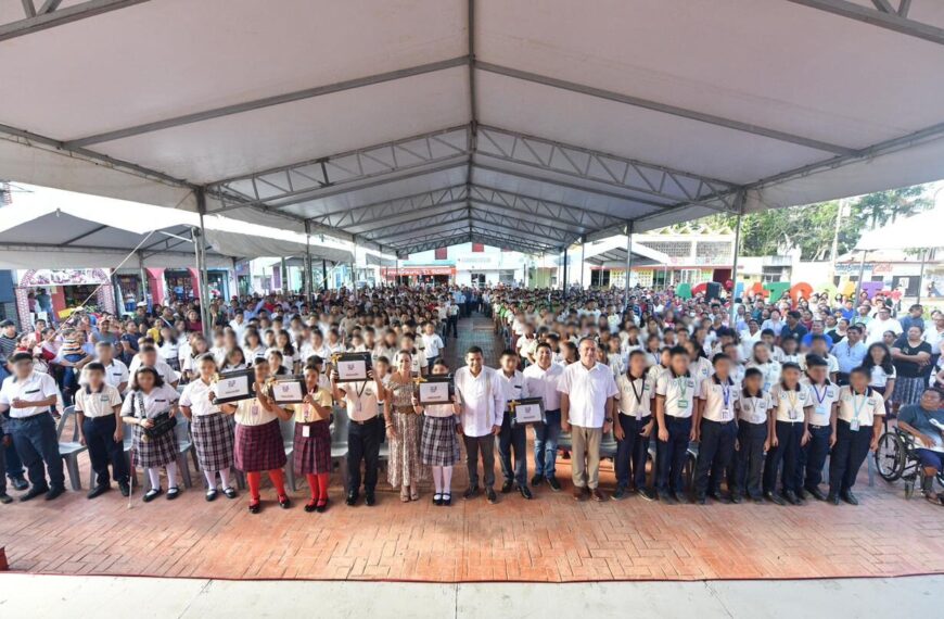 2,589 estudiantes de secundaria cuentan con mejores herramientas para su aprendizaje; entrega Javier May tabletas electrónicas en municipios de La Sierra