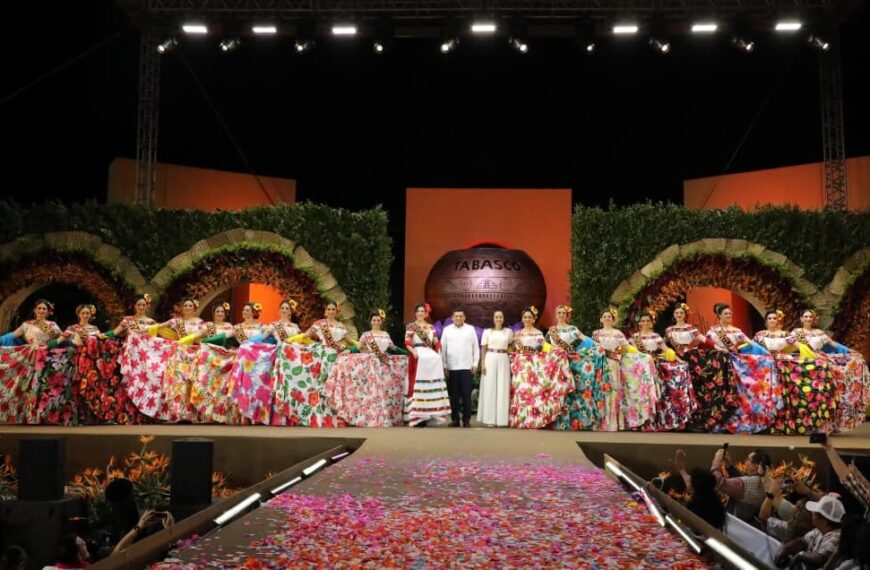 Disfrutan con gran algarabía, tradicional imposición de bandas a las 17 embajadoras