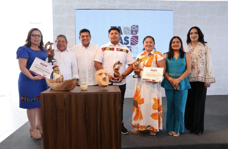 Entrega Javier May Rodríguez premios a la Excelencia Artesanal 2026