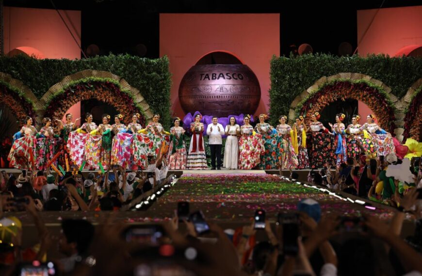 Disfrutan tabasqueñas y tabasqueños, con gran algarabía, tradicional imposición de bandas a las 17 embajadoras