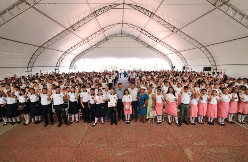 ‘Inclusión Digital’ llega a su onceavo municipio; Javier May entrega 1,755 tabletas a estudiantes de Jalpa de Méndez