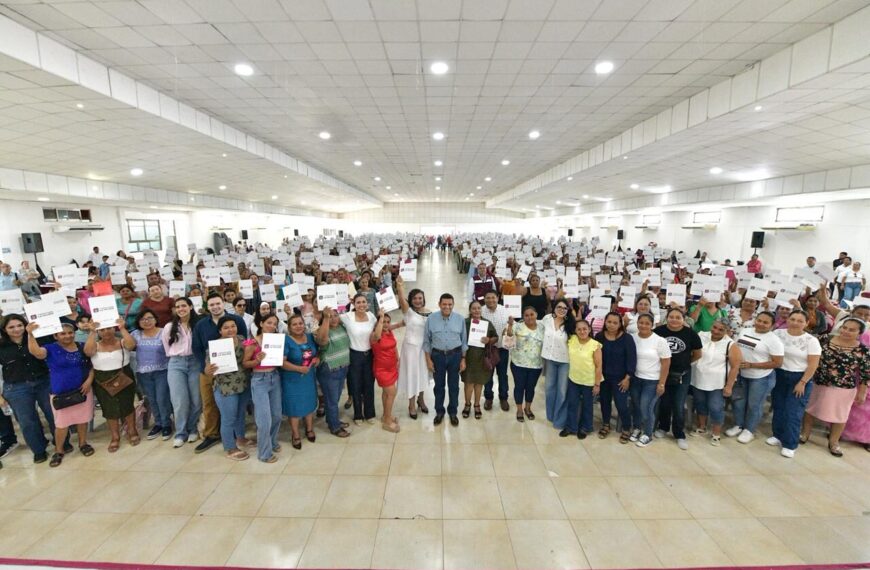“Hacemos justicia al motor de la transformación”, afirma Javier May al entregar 800 tarjetas del programa Tandas para la Mujer en Jalpa de Méndez