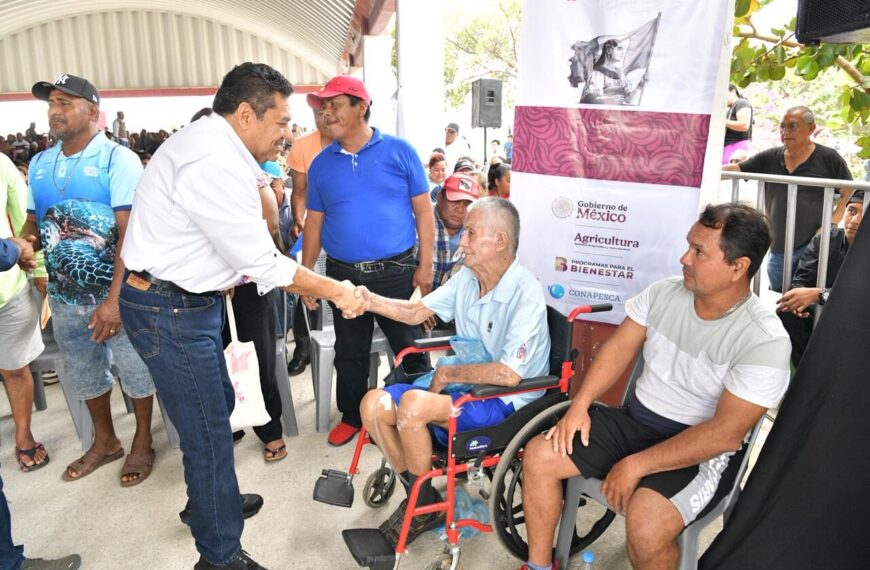 Recorre Gobernador de Tabasco, Javier May Rodríguez, municipios de la Chontalpa entregando beneficios a pescadores y estudiantes