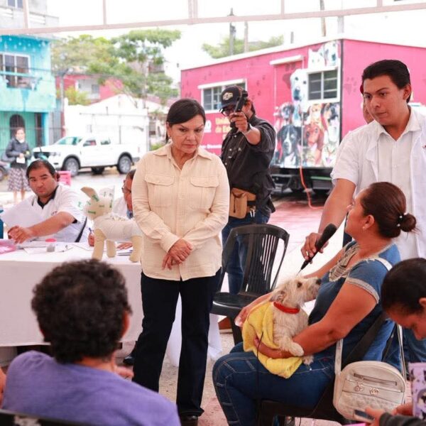 Reconoce Yolanda Osuna el esmero del personal de jardinería por embellecer los espacios públicos