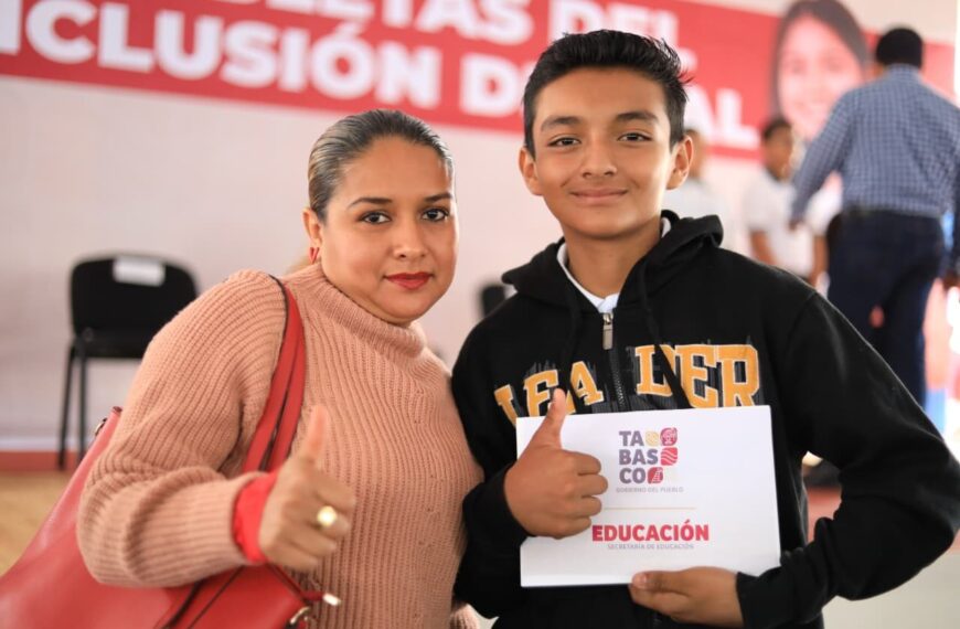 Reconocen madres y padres de familia de apoyo de Javier May por fortalecer educación de sus hijos con modernas tabletas