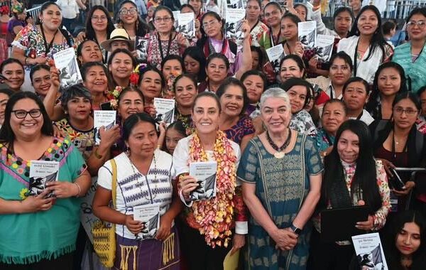En Oaxaca, la Presidenta reconoce a mujeres traductoras y presenta la Cartilla de Derechos de las Mujeres traducida a 67 lenguas indígenas