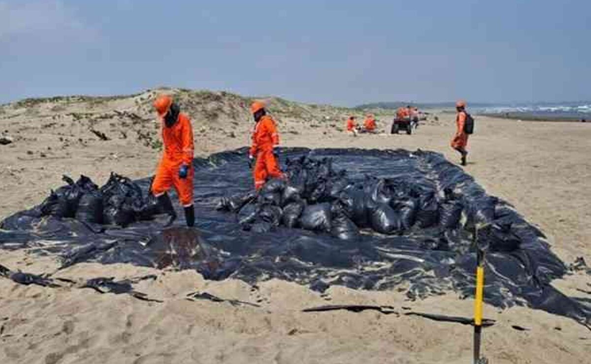 Apoya Pemex labores de limpieza en playas del sur de Veracruz en coordinación con comunidades locales
