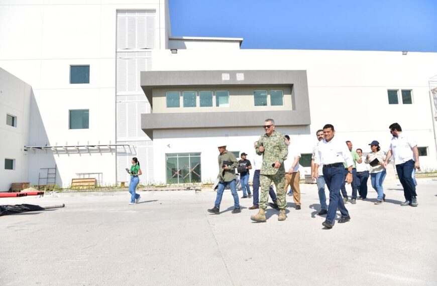 Crónica: Cumple Gobernador de Tabasco con supervisión de Hospital de Cárdenas y banderazos de obras en día festivo porque “así lo demanda la historia”