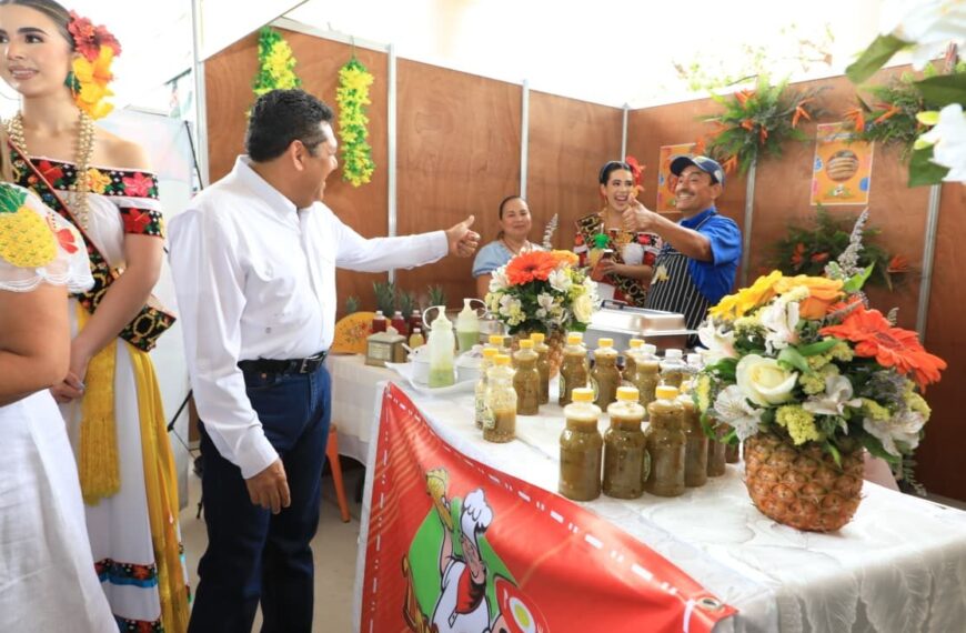 Recorrido por Primer Festival de la Piña muestra las horas de trabajo y determinación de hombres y mujeres por el campo tabasqueño