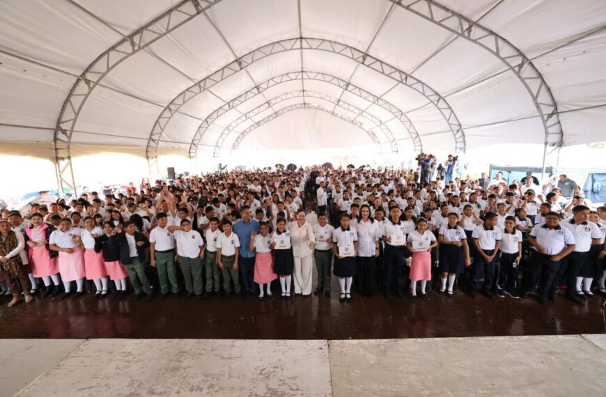Gobierno del Pueblo siembra el Tabasco de mañana; más de 12 mil 500 estudiantes de secundaria de Centro y Nacajuca reciben tabletas del programa Inclusión Digital