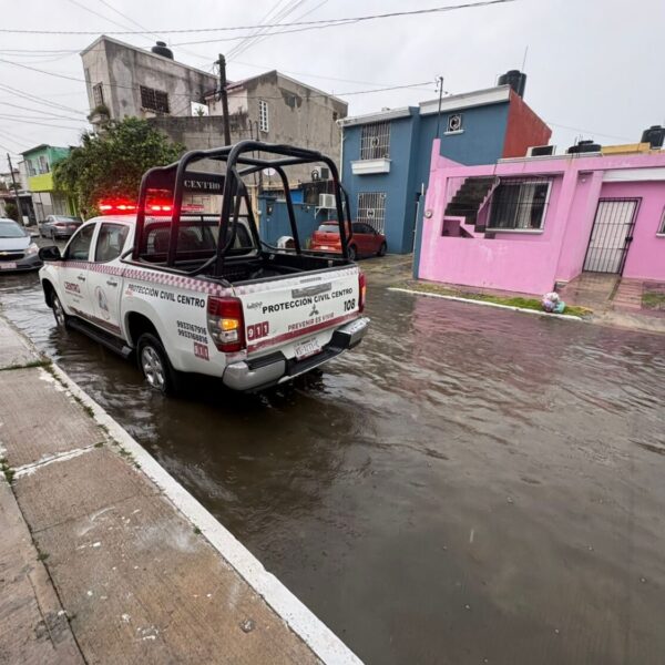 Dan seguimiento SAS y Protección Civil en zonas con encharcamientos en Villahermosa por lluvias intensas de 98.5 milímetros