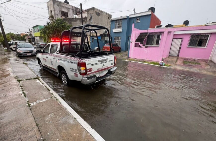 Dan seguimiento SAS y Protección Civil en zonas con encharcamientos en Villahermosa por lluvias intensas de 98.5 milímetros