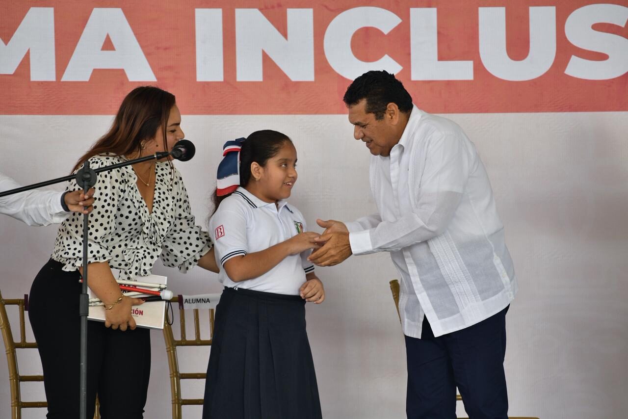 Felices con sus nuevas tabletas electrónicas, alumnas y alumnos de Los Ríos afirman que ahora ya podrán hacer bien sus&hellip;