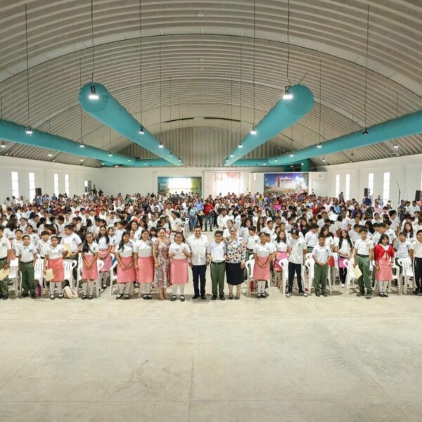 Con entrega de tabletas electrónicas a estudiantes de secundaria de la zona de Los Ríos