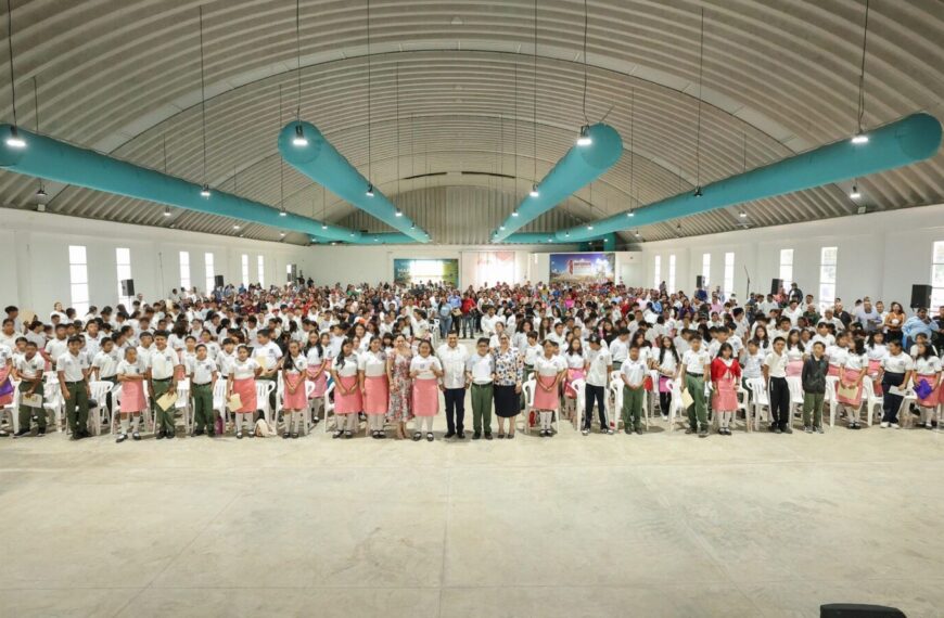 Con entrega de tabletas electrónicas a estudiantes de secundaria de la zona de Los Ríos