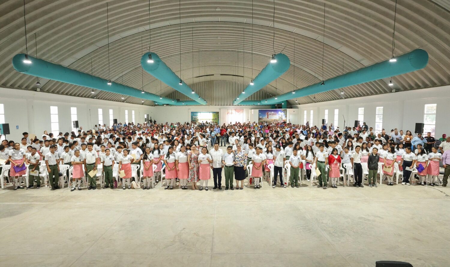 Con entrega de tabletas electrónicas a estudiantes de secundaria de la zona de Los Ríos